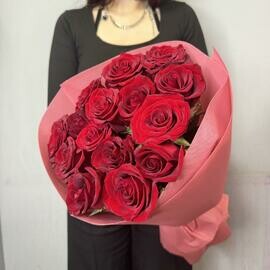 15 krasnih roz v kruglom bukete