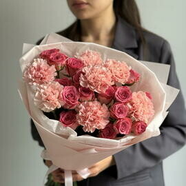 Букет из ягодных кустовых роз и нежно-розовых гвоздик 