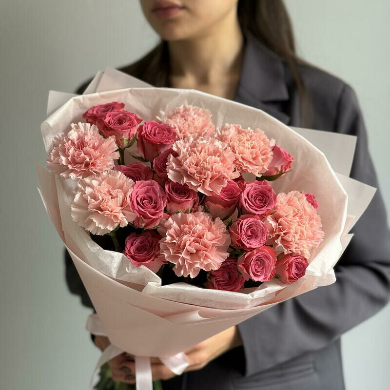 Букет из ягодных кустовых роз и нежно-розовых гвоздик , стандартный