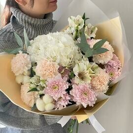 Buket"Nezhnost_ (gortenziya, diantusi, al_stromeriya, hlopok, hrizantema kustovaya,evkalipt)