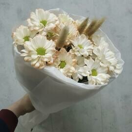 Buket iz kustovih hrizantem i lagurusa