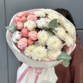 Buket nezhnih ottenkov «YA skuchayu...» iz pionovidnih kustovih roz