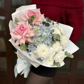 Букет «Поздравляю с 1 сентября» из роз с гортензией 