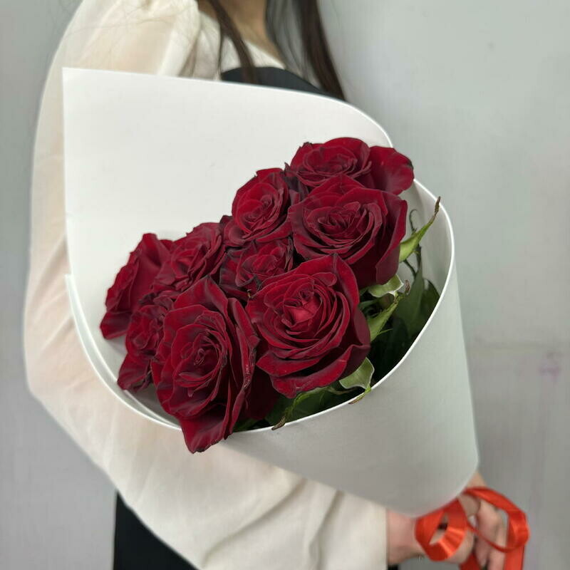 Klassicheskij buket iz 9 krasnih roz, standart