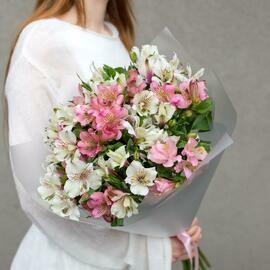 Miks belih i rozovih al_stromerij 15 vetok