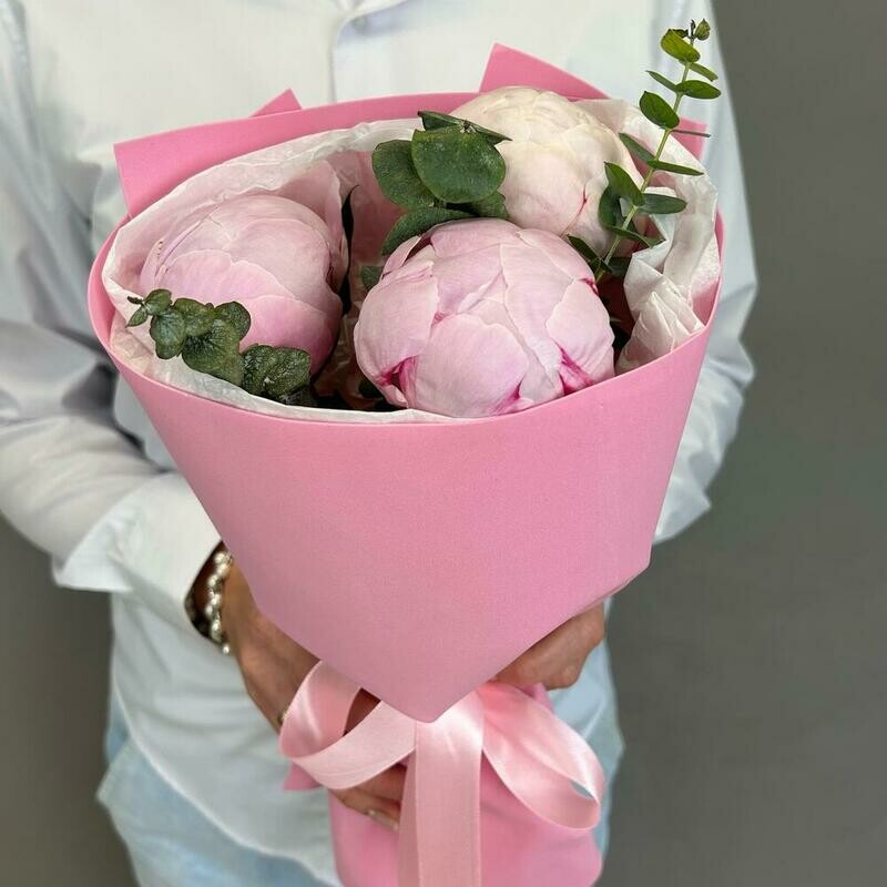 Букет с пионами и эвкалиптом , стандартный