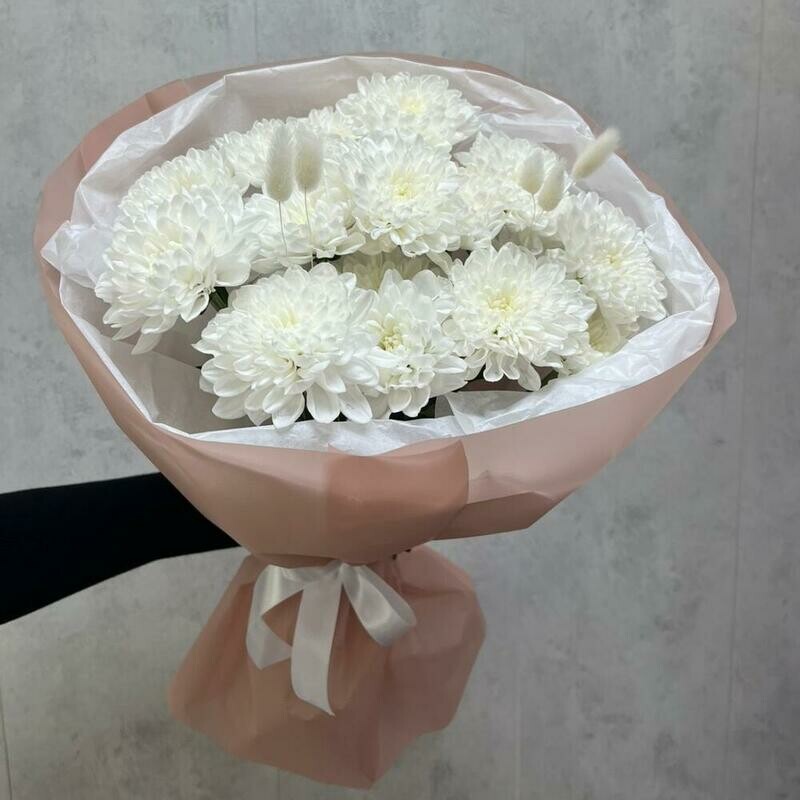 Buket iz kustovih hrizantem s lagurusom, standart