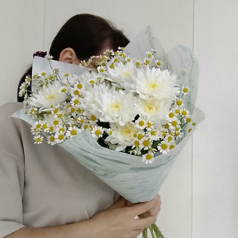 Buket s kustovimi romashkami *tanatcetum i kustovoj hrizantemoj Baltika *, standart