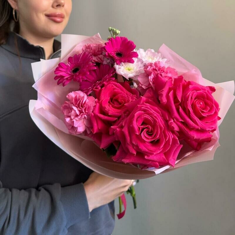 YArkij malinovij buket. Buket «Fuksiya» frantcuzskie rozi, gerberi i diantusi, standart