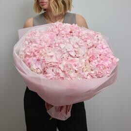 Букет с розовой гортензией 