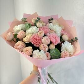 Nezhnij miks diantusov i pionovidnih roz