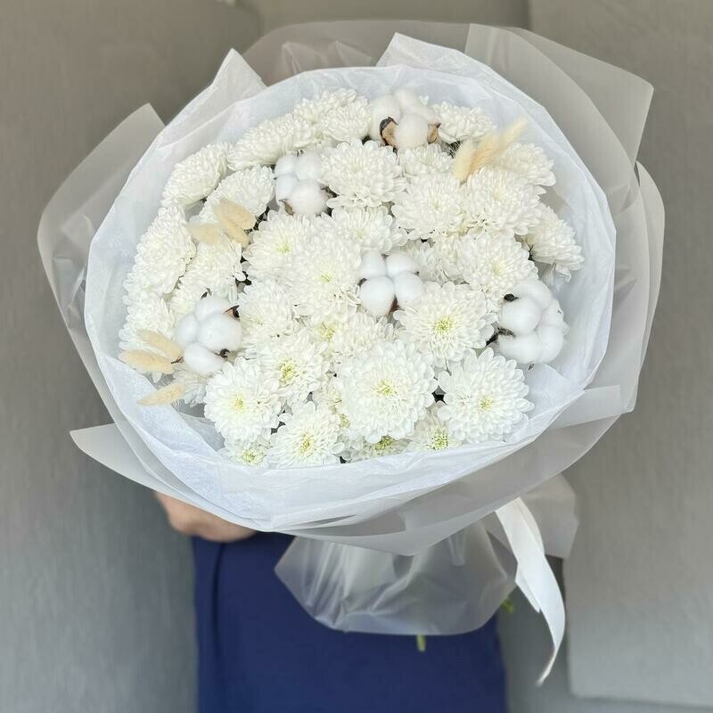 Kustovaya belaya hrizantema Altaj, hlopok i lagurus. Belosnezhnij buket, standart