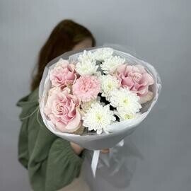 Французские розы pink mondial и кустовые хризантемы