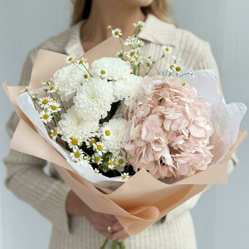 Нежный букет с розовой гортензией, ромашками и хризантемой , стандартный