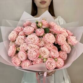 Buket iz 21 kustovoj pionovidnoj rozi Madam Bombastik