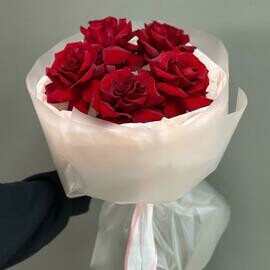 Красные французские розы