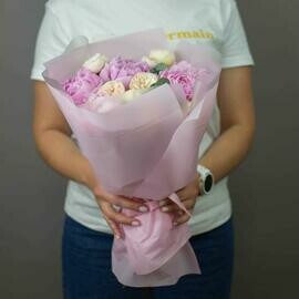 Buket pioni i kustovaya roza