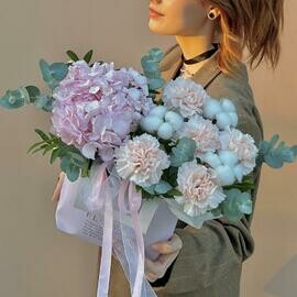 Букет в коробке с гортензией, хлопком и диантусами — заказать с доставкой 