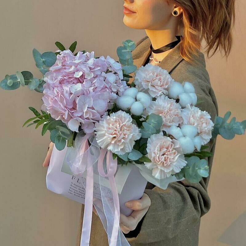 Букет в коробке с гортензией, хлопком и диантусами — заказать с доставкой , стандартный