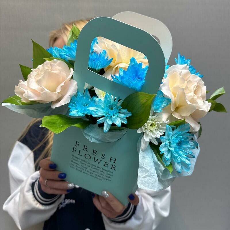 Frantcuzskie rozi s hrizantemoj v korobke, standart