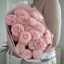 Букет из кустовых пионовидных роз сорта Мадам Бомбастик и гвоздик 