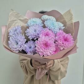 Aktciya  Stojkij raduzhnij buket hrizantemi