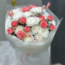 Avtorskij buket iz yarkih kustovih roz i azhurnih hrizantem