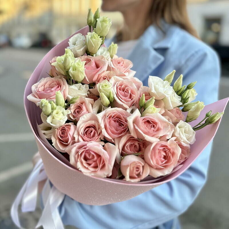 Kustovie rozovie rozi i eustoma, standart