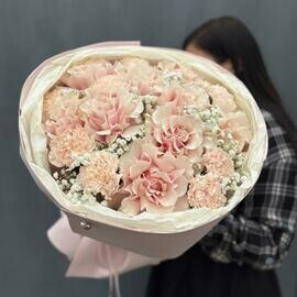 ВАУ-Букет из розовых французских роз и кремовых диантусов (гвоздик) 