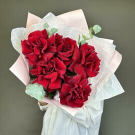 Buket iz 5 krasnih frantcuzskih roz s evkaliptom