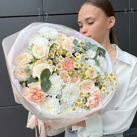 Nezhnaya romashka s kustovimi rozami, belimi hrizantemami , evkaliptom i nezhnimi diantusami