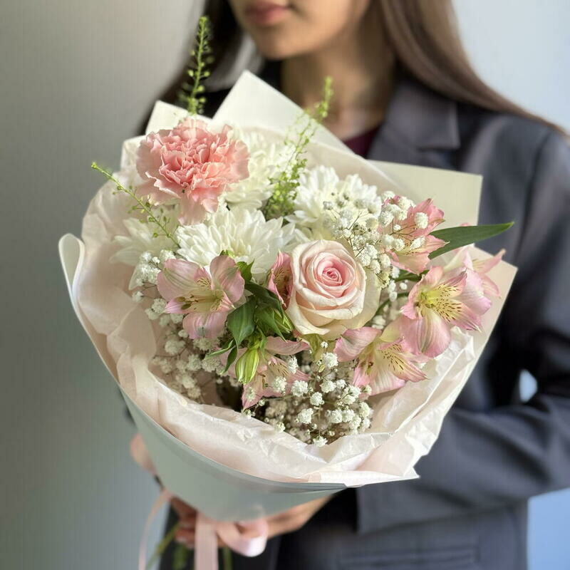 Buket s rozoj, hrizantemoj i al_stromeriej, standart