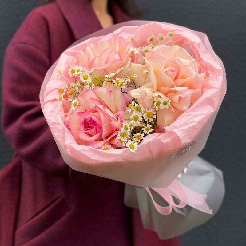 Avtorskij buket s frantcuzskimi rozami i romashkami «Ulibka», standart