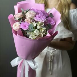 Букет из нежной кустовой розы, хризантемы и альстромерии 