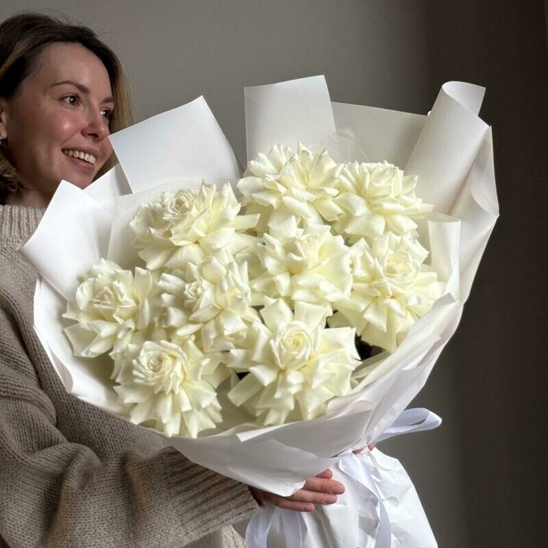 Ob_emnij buket s azhurnimi rozami -9 shtuk, standart