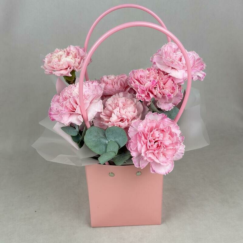 Rozovie diantusi v sumochke s evkaliptom, standart