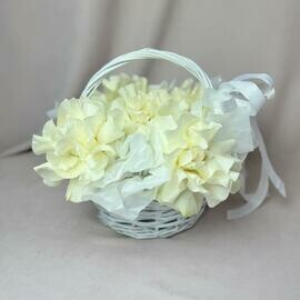 5 ажурных роз в корзине 