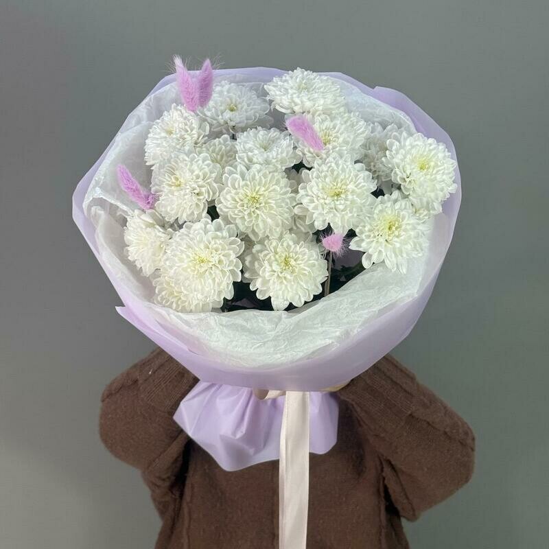 Букет белых хризантем в сиреневой упаковке , стандартный