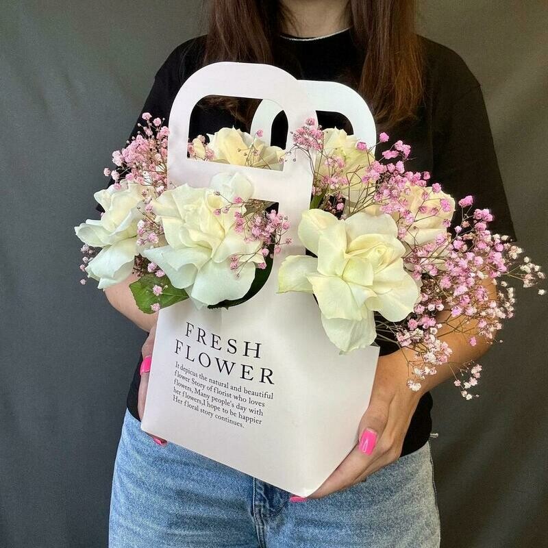 Сумочка с французской белой розой и розовой гипсофилой , стандартный