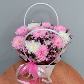 Kompozitciya v sumochke iz kustovoj hrizantemi i gipsofili