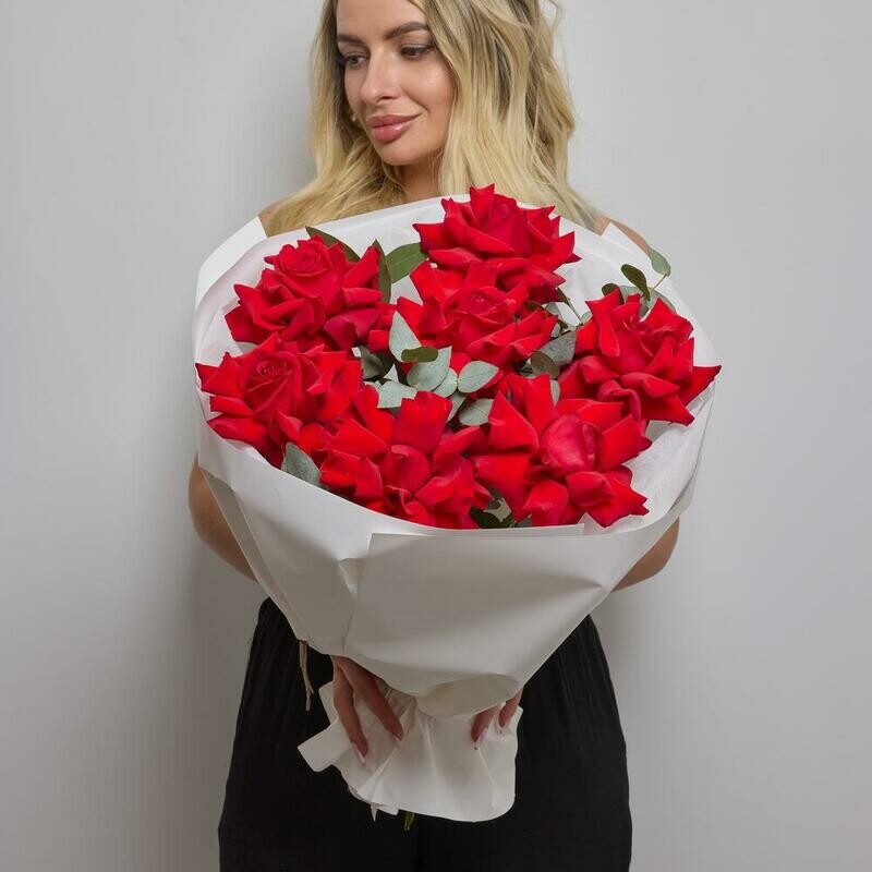 Яркий букет из 7 французских роз и эвкалипта , стандартный