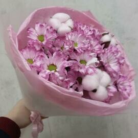 Buket iz kustovih hrizantem s hlopkom