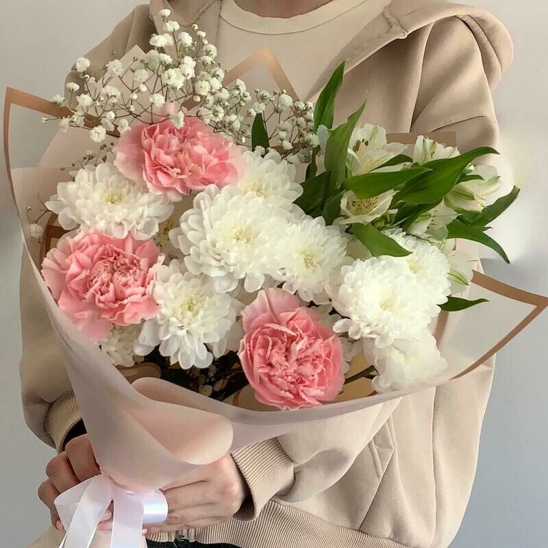 Delicate bouquet / dianthus chrysanthemum gypsophila alstroemeria, standart