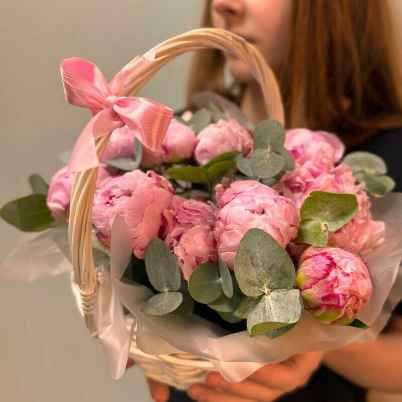 Пионы с эвкалиптом в корзинке , стандартный