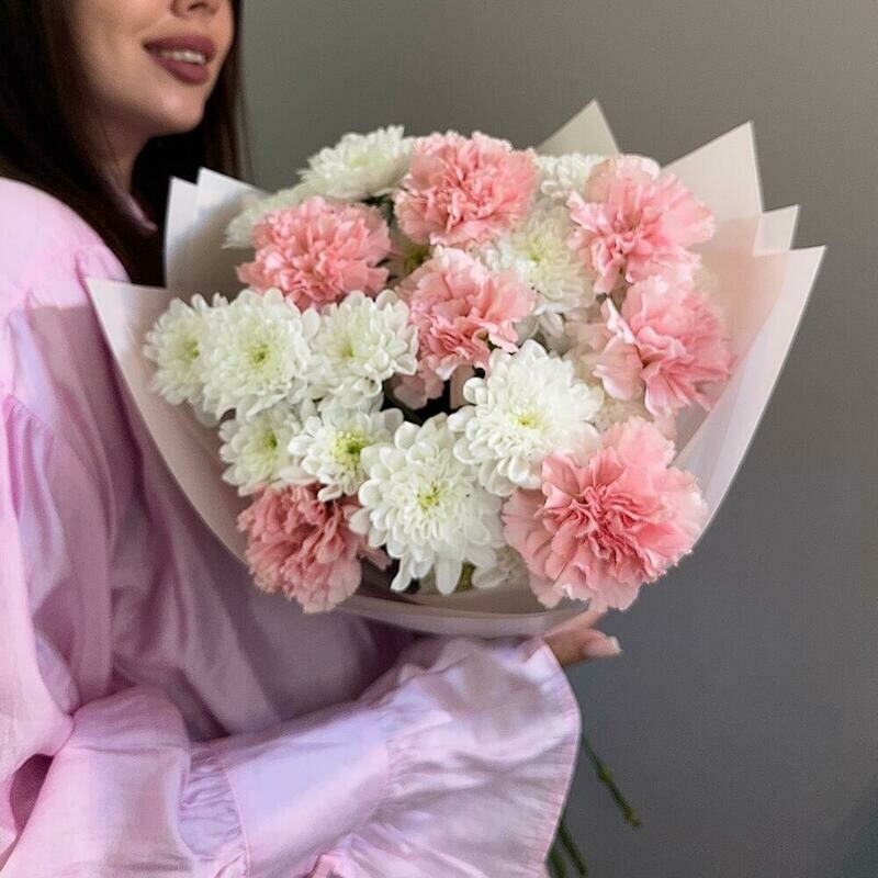 Stojkij buket kustovaya hrizantema i rozovie diantusi, standart