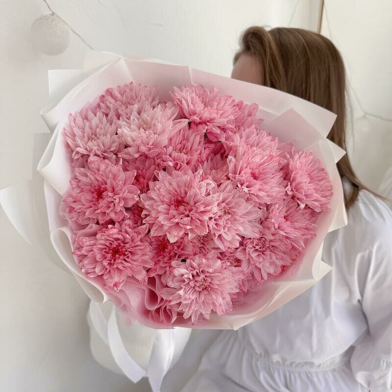 Букет розовых хризантем в дизайнерской упаковке  , стандартный