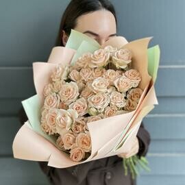 Buket iz persikovoj kustovoj rozi svit sara 9