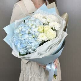 Buket s beloj kustovoj rozoj i gortenziej