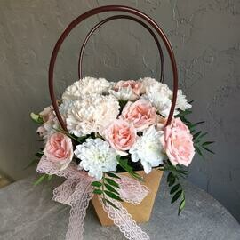 TCveti v sumochke "Nezhnost_" (roza kustovaya, diantusi, hrizantema)