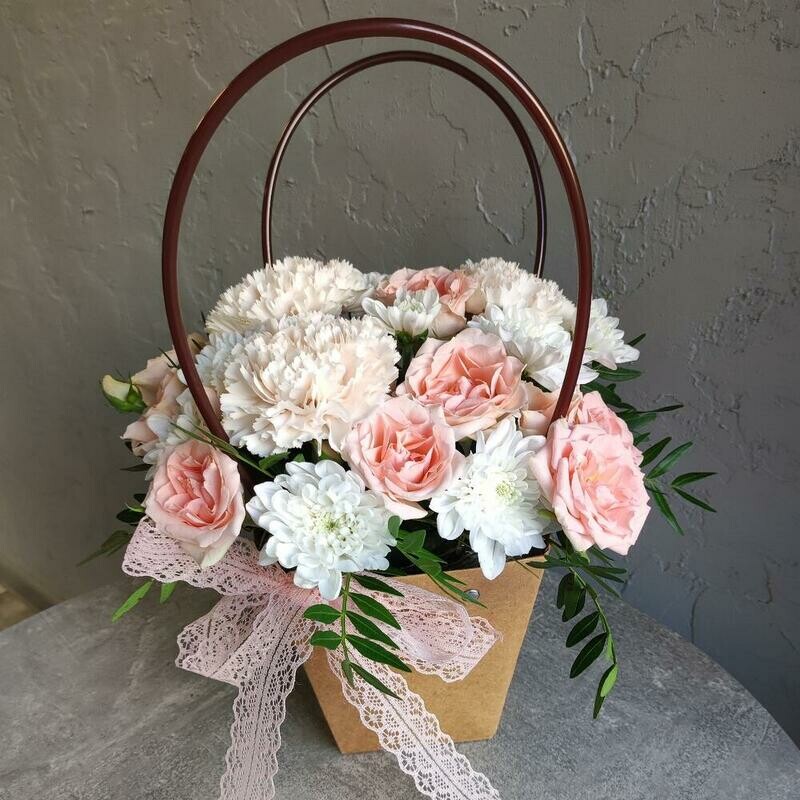 TCveti v sumochke "Nezhnost_" (roza kustovaya, diantusi, hrizantema), standart